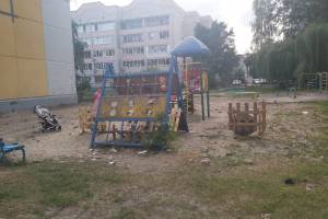 В Брянске на детской площадке коммунальщики забыли убрать мусор после замены труб
