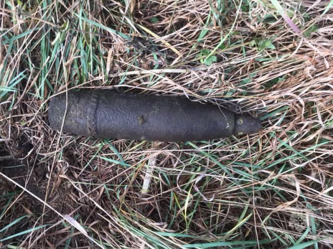 В Комаричском районе нашли артиллерийский снаряд
