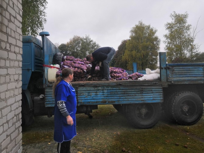 Брянский агрохолдинг поделился урожаем с сельскими школами и детсадами