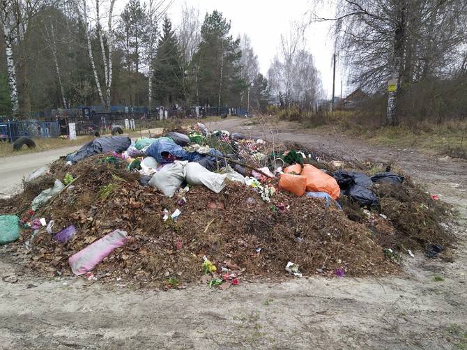 В Дарковичах на кладбище нашли незаконную свалку