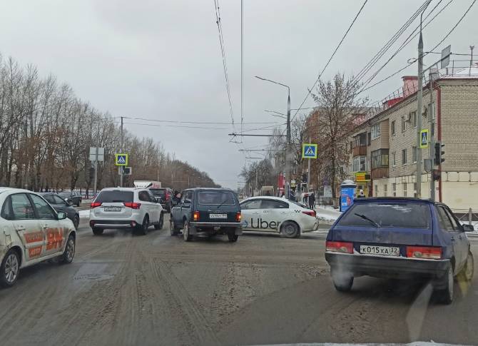 Брянские водители застряли в гигантской пробке на Станке Димитрова