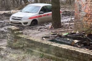 В Брянске 20 автомобилей утонули в грязи на Набережной