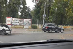 В Брянске на улице Димитрова дорогу не поделили два водителя
