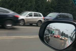 В Брянске возле площади Партизан столкнулись две легковушки