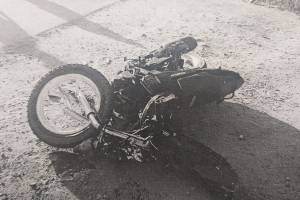 Под Брянском 19-летний байкер врезался в иномарку и порвал пятку