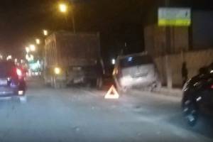 В Брянске на улице Никитина столкнулись легковушка и грузовик