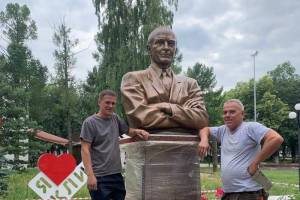 В Клинцах на Аллее Славы установили бюст Василия Ланового