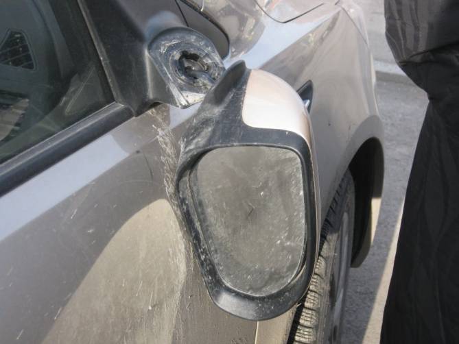 В Брянске во дворе многоэтажки отморозок разбил зеркало заднего вида автомобиля