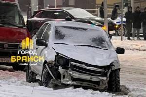 В Брянске на улице Горбатова произошло массовое ДТП