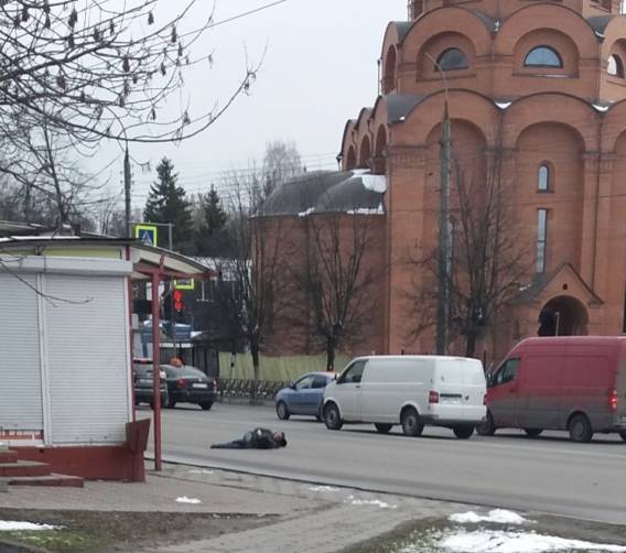 В Брянске на Самолёте мужчина разлёгся посреди дороги