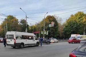 В Брянске на Никитинской столкнулись маршрутка и легковушка