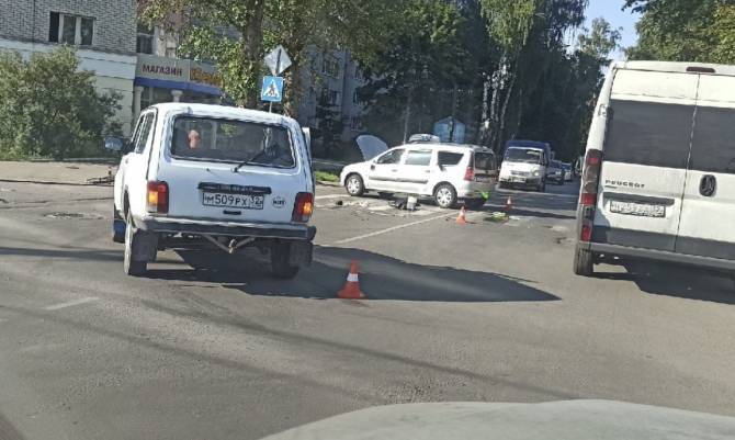 В Брянске на улице Менжинского перевернулась легковушка