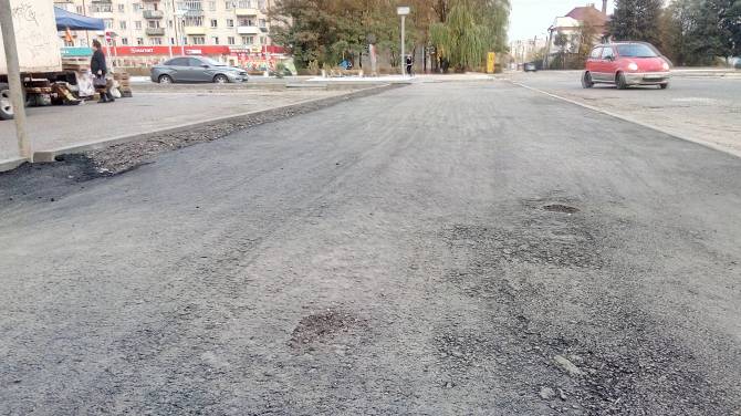 В Брянске на новом тротуаре у Лития появились дыры