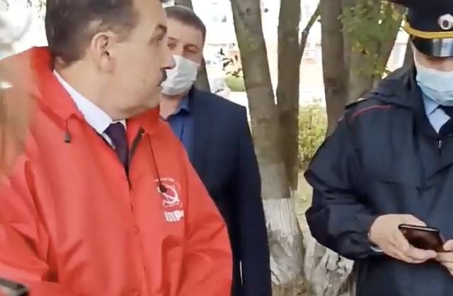 В Брянске случился скандал между полицейскими и депутатами КПРФ