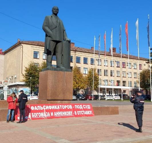 В Брянске на площади Ленина потребовали отставки Богомаза и Анненковой