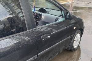 В Брянске на Менжинке припаркованному авто разбили стекло: владелец ищет свидетелей