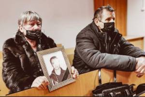 В Брянске родители погибшего в ДТП с Резуновым парня пришли на суд с портретом сына