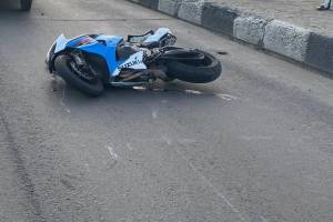В Брянске 37-летний мотоциклист врезался в легковушку и сломал ключицу