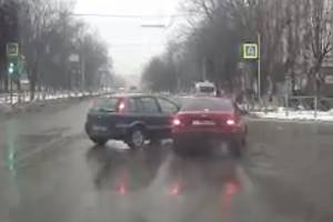 В Брянске сняли на видео столкновение двух легковушек
