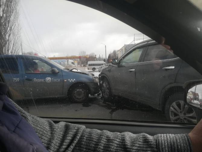 Автомобиль такси «Яндекс.Go» с пассажиром попал в ДТП в Бежице