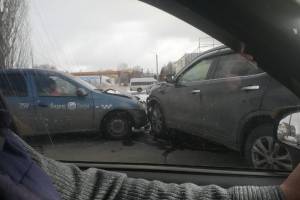 Автомобиль такси «Яндекс.Go» с пассажиром попал в ДТП в Бежице