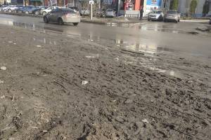 В Брянске на Горбатова вслед за остановкой в грязи утонул тротуар