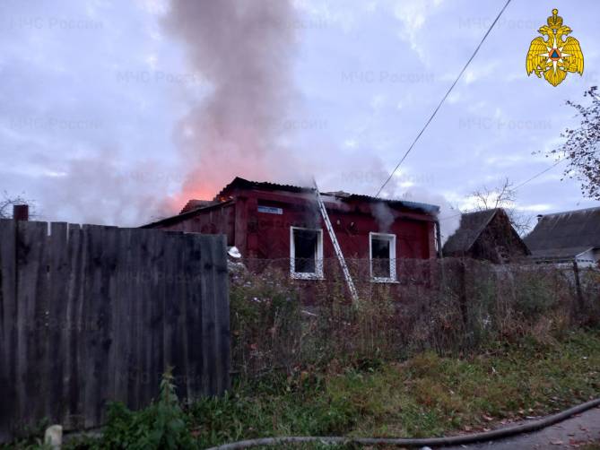В Рогнедино жилой дом потерял крышу в огне