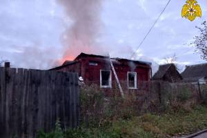 В Рогнедино жилой дом потерял крышу в огне