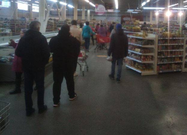 В Брянском супермаркете образовалась огромная очередь