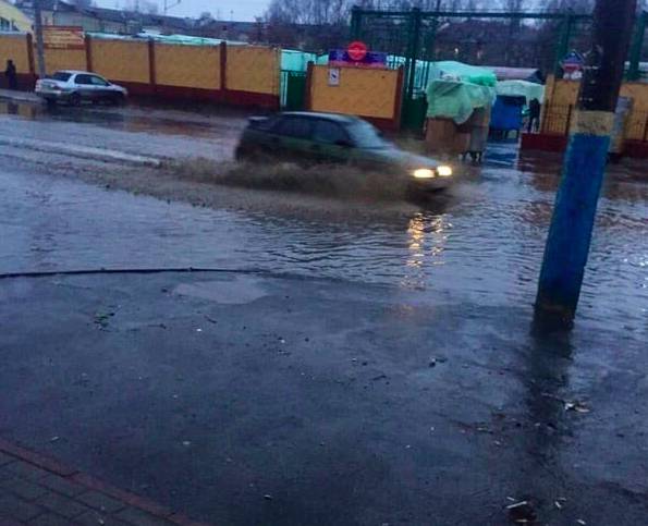 В Брянске декабрьский дождь затопил дорогу возле Бежицкого рынка