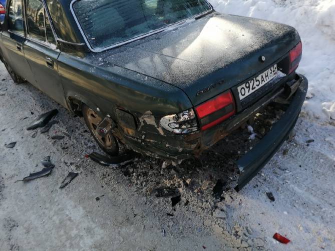 Неизвестный водитель разбил «Волгу» возле поликлиники №1 в Брянске