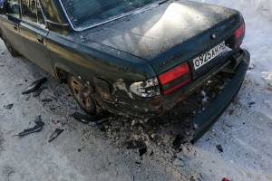Неизвестный водитель разбил «Волгу» возле поликлиники №1 в Брянске