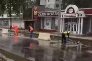 В Брянске на новой дороге коммунальщики лопатами вычерпывают лужи