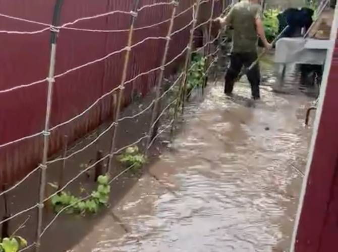 Под Брянском после сильного дождя утонули частные дома