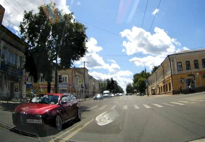 В Брянске водитель легковушки нарушил правила движения по полосам