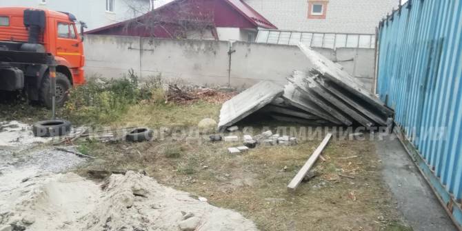В Брянске на стройплощадке двух рабочих придавило бетонными плитами