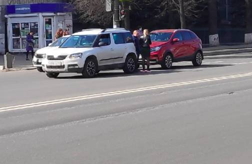 В Брянске возле Кремния столкнулись две легковушки