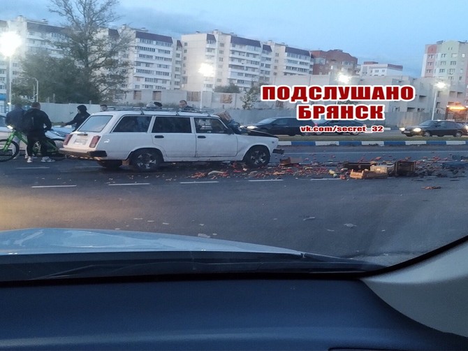 В Брянске автомобиль торговцев фруктами попал в аварию