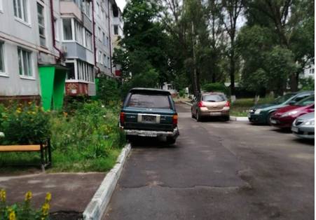 В Брянске на улице Камозина автохам не заметил бордюр