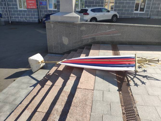 В Брянске на лестнице к набережной снова рухнул флаг России