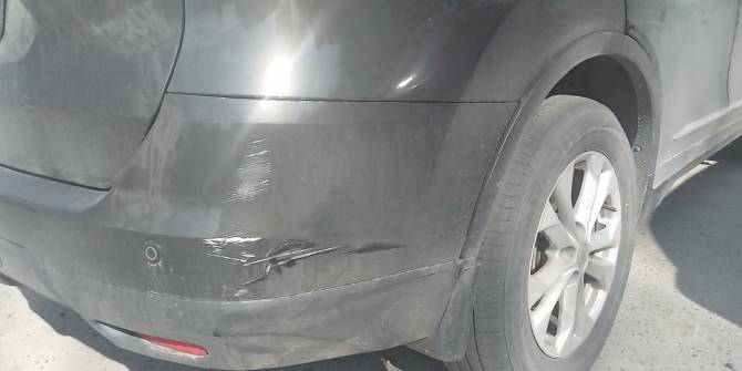 В Брянске на проспекте Ленина неизвестный водитель повредил чужое авто и скрылся