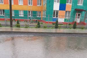 В Брянске утонула дорога возле детсада «Лёвушка»