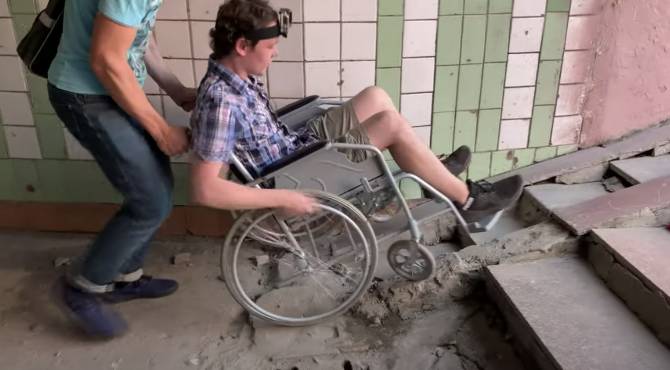В Брянске блогеры прокатились по городу на инвалидной коляске