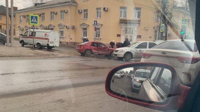 В центре Брянска машина «Яндекс.Go» попала в ДТП 