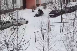 В Брянске сняли на видео рассекающих на снегоходе парней