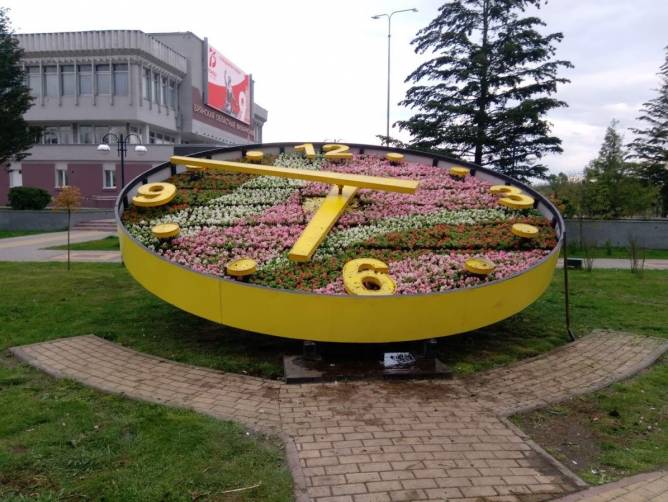 В Брянске на набережной вновь появились цветочные часы