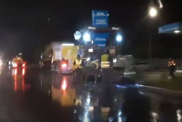 В Брянске на улице Бурова дорожники укладывали асфальт под дождем