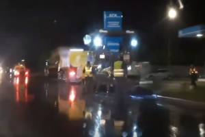 В Брянске на улице Бурова дорожники укладывали асфальт под дождем
