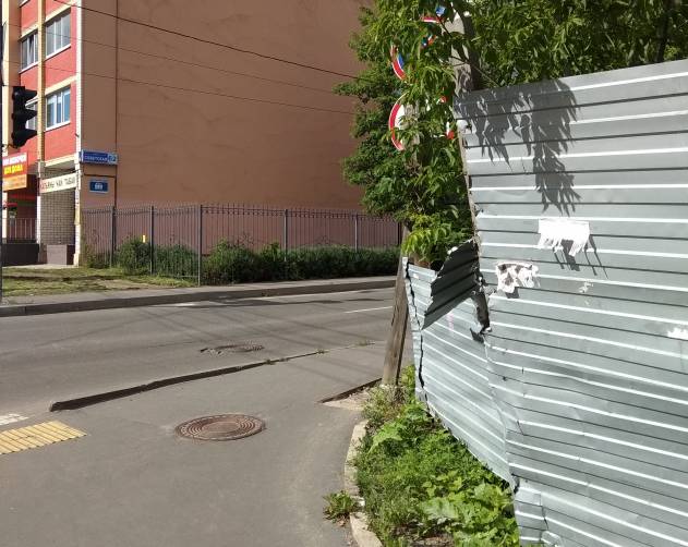 В Брянске на улице Советской пешеходам угрожает опасный забор