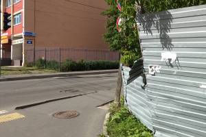В Брянске на улице Советской пешеходам угрожает опасный забор